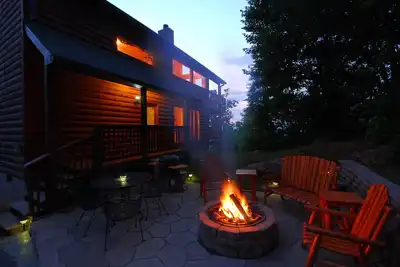 Image de Lifes A Bear: Vue spectaculaire, S / Isolé, Top Services, Fire Pit! Hot Tub, près de toutes les attractions!