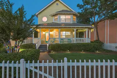 Image de Animaux acceptés, grande piscine et à seulement un pâté de maisons de la plage! 2 espaces de vie idéal pour les enfants!