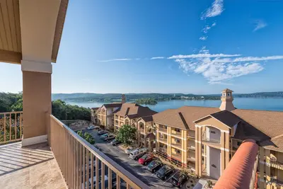 Image de Lakeview Condo w / piscines intérieure / extérieure du complexe, mini-golf et près du centre-ville