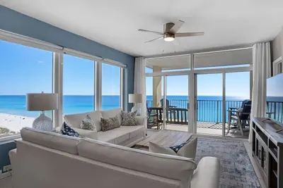 Image de Meubles haut de gamme, belles vues sur la plage, comptoirs en granit, téléviseurs à écran plat