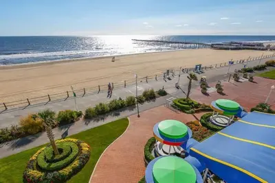 Image de Suite moderne près de la plage avec Wi-Fi gratuit, salle de gym, piscines du complexe et superbes vues sur le balcon