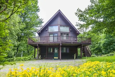 Image de Cottage dans les bois, près de tout à Stowe!