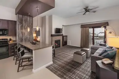 Image de Condo de luxe au coeur de Canyons Village avec piscine, ski et service de voiturier