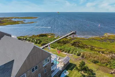 Image de Stellar Soundfront Home w / Pool, bain à remous, rampe de bateau Cmty, salle de jeux, chien-friendly