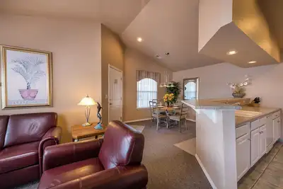 Image de Lakeview Condo w / piscines intérieure / extérieure du complexe, mini-golf et près du centre-ville