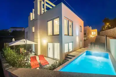 Luxueuse villa Drazine avec piscine chauffée et jacuzzi