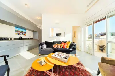 Image de Bright Apt w Balcony & Mamad 10min Walk from Beach