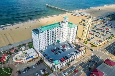Image de Suite spacieuse près de la plage avec Wi-Fi gratuit, piscines du complexe et vues spectaculaires sur le balcon