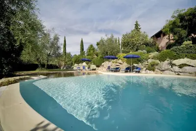 Image de Villa à Montopoli In Val D'arno avec 5 chambres à coucher, 9 couchages
