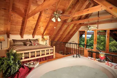 Image de Tonto's Hideaway: Vues sur la montagne! Isolé, équipements haut de gamme, bain à remous, près de Gatlinburg & Pigeon Forge.