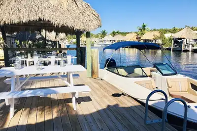Image de Petite maison sur l'eau. Piscine, plage, quai, kayaks