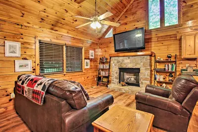 Image de Nouveau! Cabine avec terrasse et bain à remous, à 3 km de Pigeon Forge!
