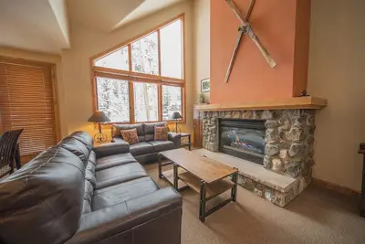 Image de Ironwood 2988 est un townhome est l’une des plus belles promenades sur les pistes du Keystone. Offrant une vue directe sur les pistes de Mountain House, Ironwood bénéficie toujours de l'intimité d'un grand sapin et de nombreux équipements. Ce lotisseme.