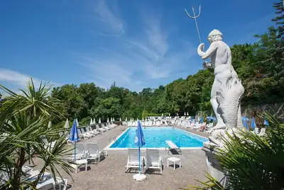 Bel appartement de 2 chambres avec balcon ensoleillé, piscine et superbe vue sur le lac