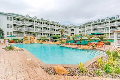 Image de Suite moderne avec cheminée, Wi-Fi, salle de jeux, salle de sport, piscines du complexe et accès à la plage