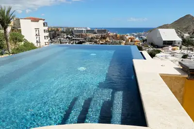 Incroyable 5 chambres, belle piscine et vues, à pied du centre ville