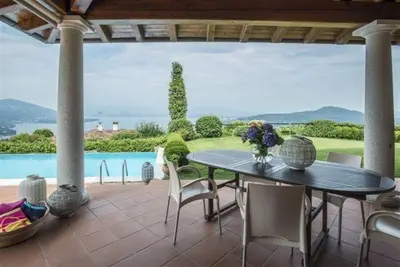Image de Villa élégante de 5½ pièces avec piscine à débordement et vue de rêve