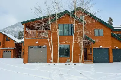 Image de Frisco rivière Townhomes est nouvelle construction dans le cœur de Frisco. Tout sur la rue principale de Frisco est facilement accessible à pied et le service de navette qui passe juste devant elle vous amène à l'un des monde des stations de ski de cla.