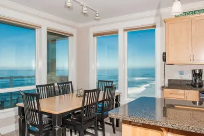 Image de * Promo! * Condo d'angle au dernier étage, en bord de mer, bain à remous privé, piscine intérieure, wifi
