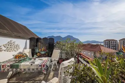 Image de appartement spacieux de 3 chambres avec 2 salles de bains, 3 balcons et une belle vue sur le lac