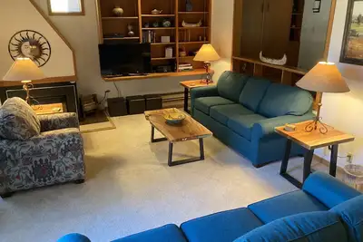 Image de Lotissement de tennis 1326 -Grand pont privé w / vue sur la montagne! Chien amical! Parking gratuit, navette pour les pistes par SummitCove Lodging