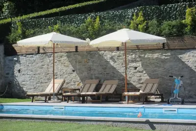 Image de Charmante maison d'angle de 4½ pièces avec immense parc et piscine privée