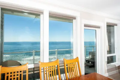 Image de * Promo! * Condo de luxe en bord de mer au dernier étage, bain à remous privé, piscine intérieure et WiFi!