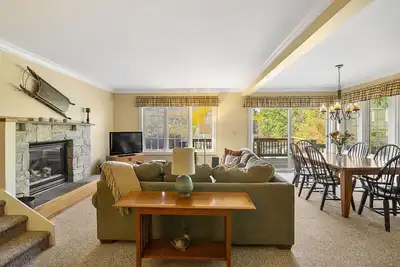 Image de 3+ chambres, 3 salles de bains avec vue sur la maison du complexe avec table de billard au Topnotch Resort & Spa