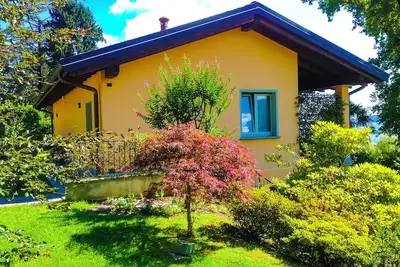 Image de Charmante maison 4 pièces avec une grande propriété lacustre d'environ 6. 000 m²