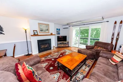 Image de Magnifique condominium rénov�� Ski-in / Ski-out Lodge à Stowe`s Toll House Ascenseur