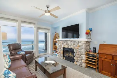 Image de * Promo! * Condo au troisième étage, en bord de mer, bain à remous privé, piscine et wifi gratuit