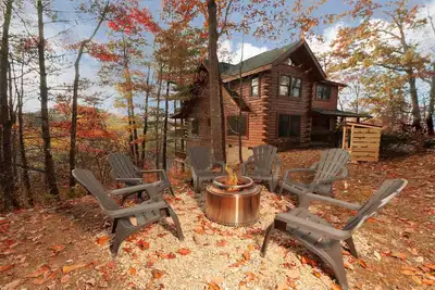 Image de Privé w / Mountain Views Parfait pour les réunions de famille! Bain à remous, billard, piscine gratuite, Putt Putt!