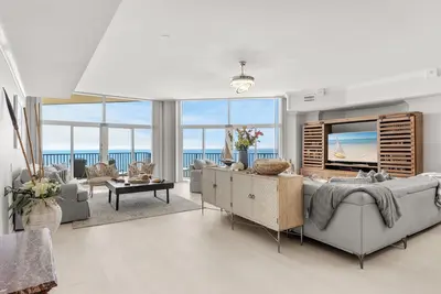 Image de Penthouse, 2500 pieds carrés, balcons enveloppants, plafonds de 10 ', plancher à accès restreint, piscine face au golfe