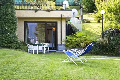 Image de Spacieux appartement d'une pièce avec environ 1. 300 m² de grand jardin paysager