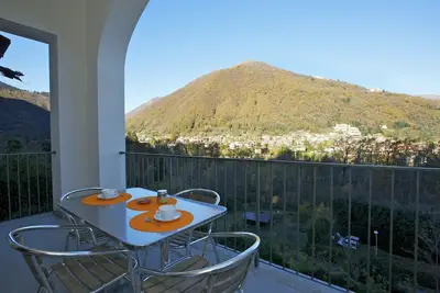 Image de appartement meublé avec goût dans une petite résidence dans un endroit ensoleillé