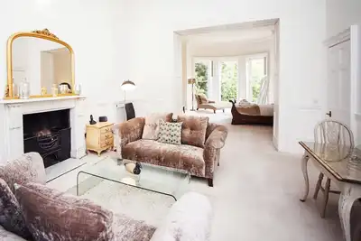 Image de Ce charmant appartement central pour deux est un chef-d'œuvre géorgien.