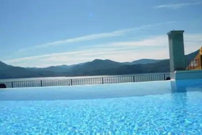 Image de appartement de 3 chambres avec piscine panoramique dans une résidence de charme architecturalement