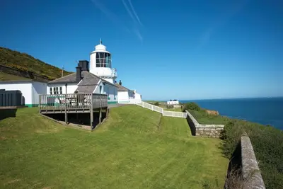 Image de Ce chalet attrayant sur le site du phare de Whitby a une terrasse surélevée offrant une vue magnifique.