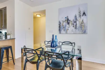 Image de Luxe 2br Condo Ă Yorkville avec parking!