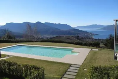 Image de Appartement meublé dans un style résidence avec piscine et superbe vue sur le lac