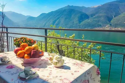 Appartement de 2 chambres meublées avec goût en bord du lac avec piscine et plage privée