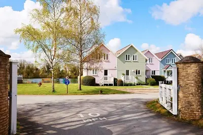 À partir de £ 18 pppn. Retraite au bord du lac élégante et familiale dans le parc aquatique de Cotswold
