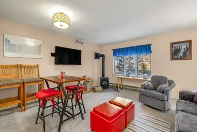 Image de Ski-in / ski-out de ce condo de montagne confortable et familial - à pied de la ville!