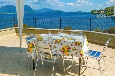 Image de Appartement de 2 chambres meublées avec goût sur le charmant lac