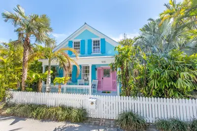 Image de \"Blue Rooster\" ~ Spectacular 4 Bed / 4 Bath avec piscine et solarium dans la vieille ville!