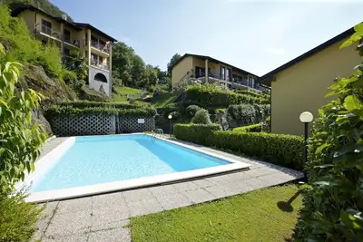 Image de Avec des appartements d'angle beaucoup d'amour d'une chambre meublée dans une résidence avec piscine