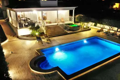 Superbe 5 suites, piscine chauffée et bain à remous, salle de jeux, billard, salle de gym, près de la plage!