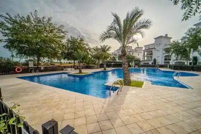 Image de Appartement de 2 chambres idéalement situé au rez-de-chaussée avec vue sur le golf au bord de la piscine