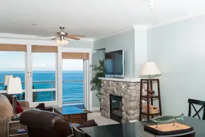 Image de * Promo! * Condo en bord de mer au dernier étage, bain à remous privé, piscine, wifi et bien plus encore!