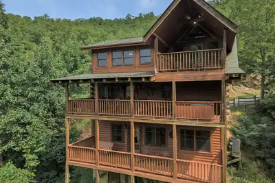 Image de Belle cabine 3 niveaux! Bain à remous, billard, jeu d'arcade! Gratuit - Piscine, Putt Putt, pêche, etc.